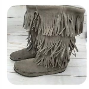 Minnetonka Gray Suede Layered Fringe Moccasin Boots Women's Size 10 Pull On EUC